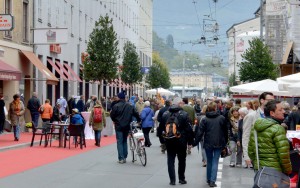 Viele Besucher eröffnen mit den Unternehmen die neue Flaniermeile der Griesgasse